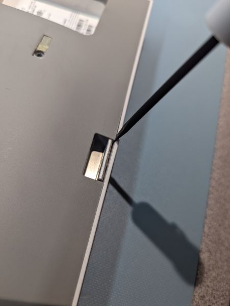 mr42_case_prying_min.jpg mr42_case_prying_min.jpg