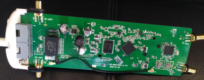 wavlink-ac1200_pcb_front_uncovered.jpg